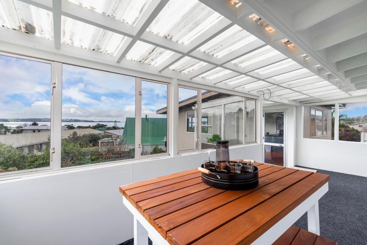 Couches, Bar Table & Kawau View Villa Snells Beach Exterior photo