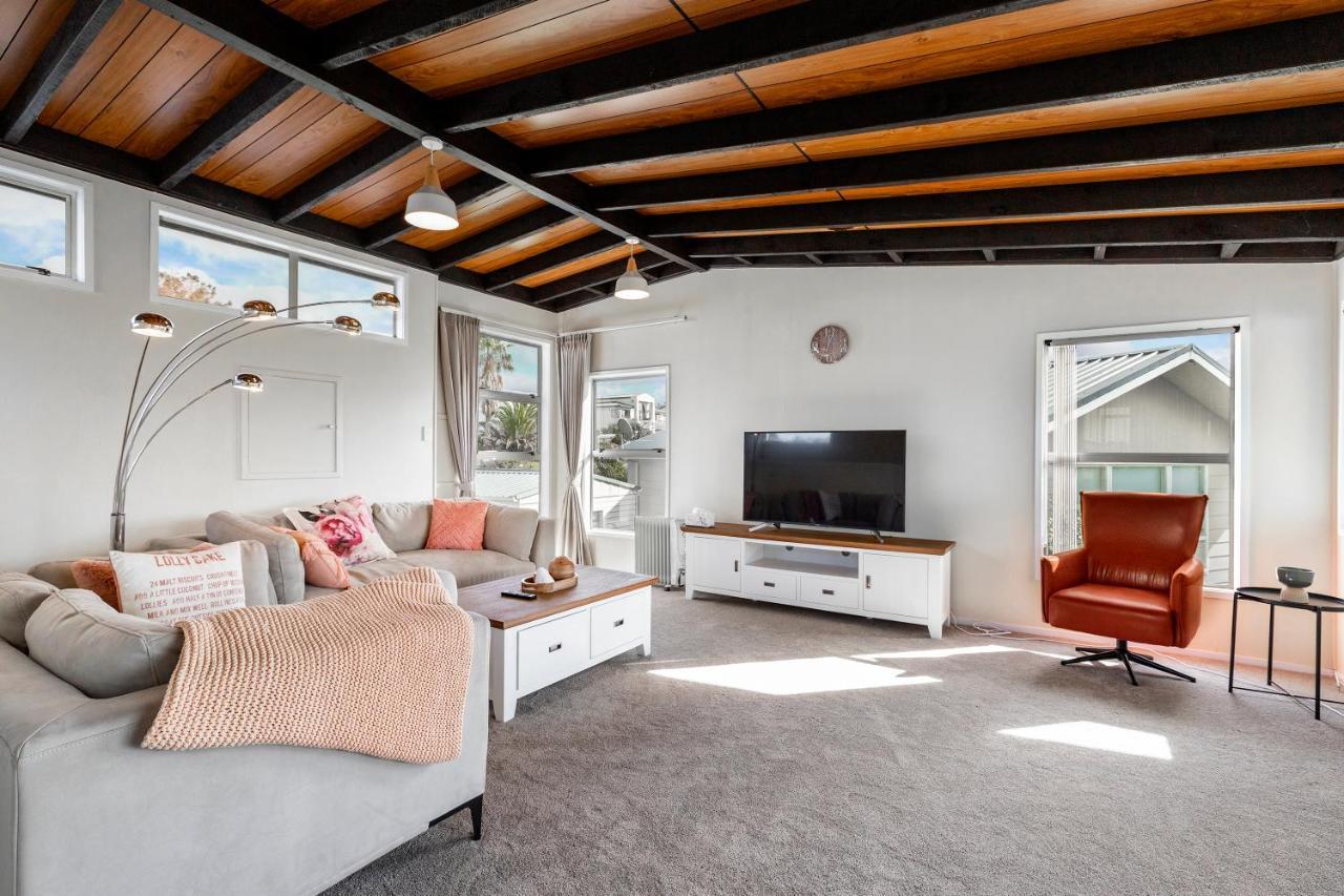 Couches, Bar Table & Kawau View Villa Snells Beach Exterior photo