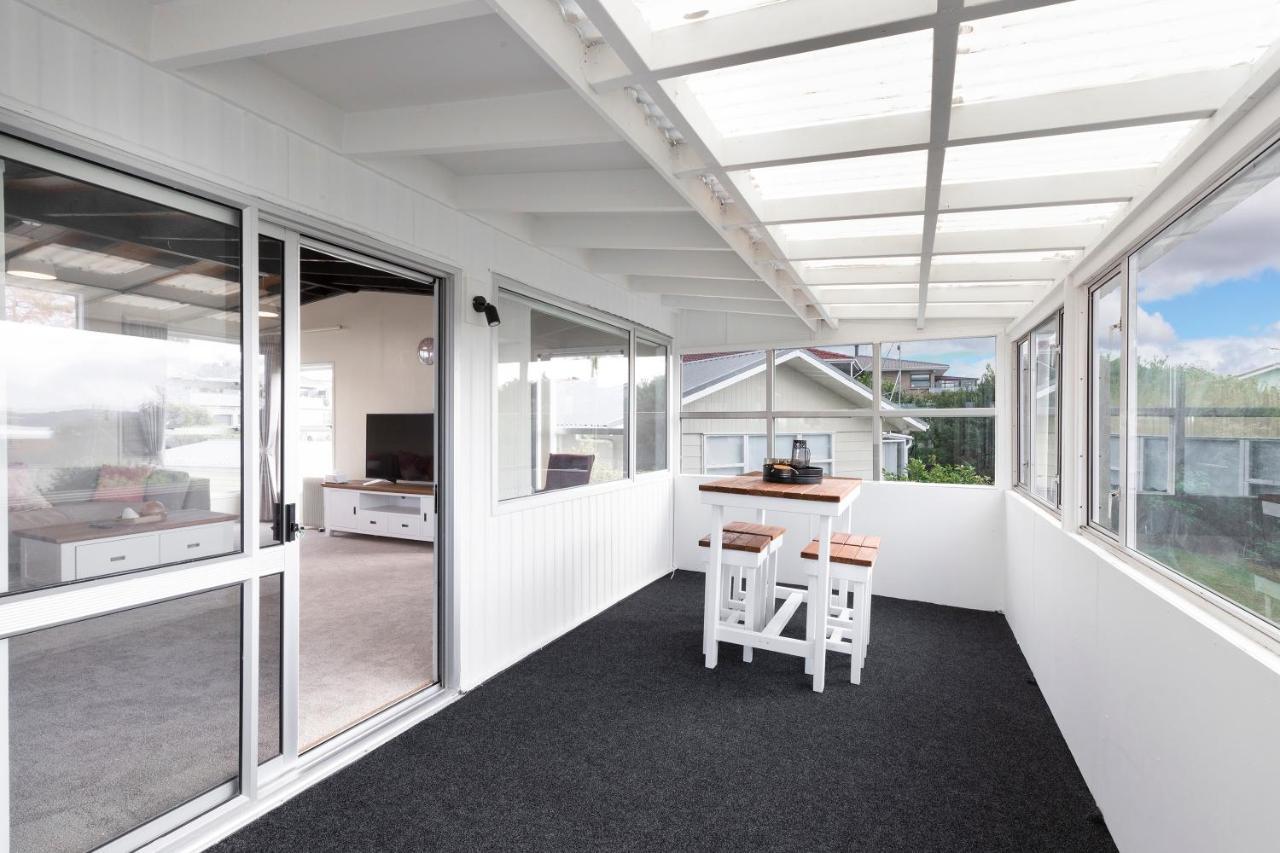 Couches, Bar Table & Kawau View Villa Snells Beach Exterior photo