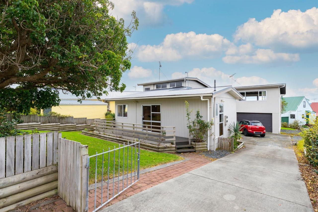 Couches, Bar Table & Kawau View Villa Snells Beach Exterior photo